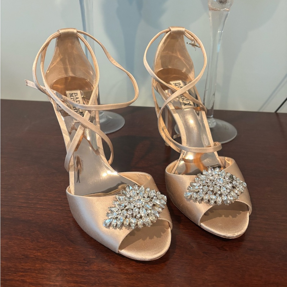 Badgley Mischka Women's champagne Strappy Heels